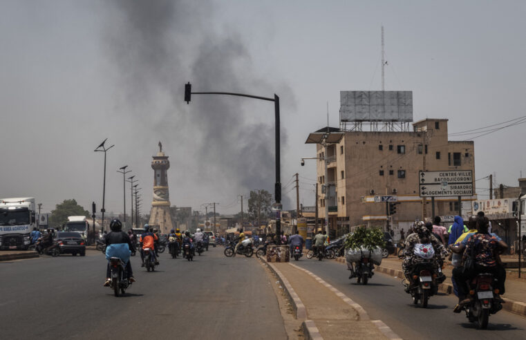 L&rsquo;offensive des insurgés au Mali révèle les failles sécuritaires de la junte au Sahel