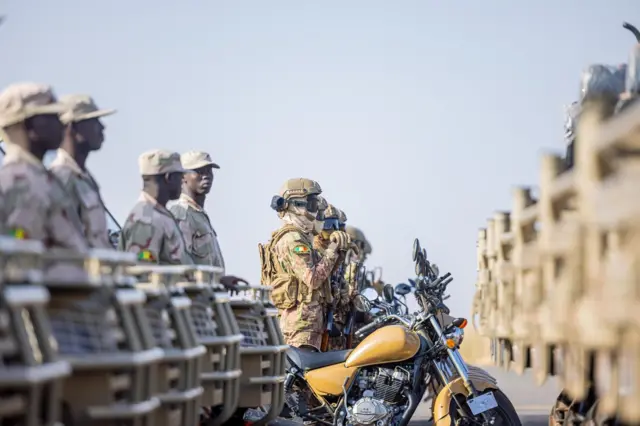 Des soldats de la Force unifiée de l'AES avec des engins roulants.