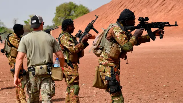 Instructeur militaire américain et soldats maliens