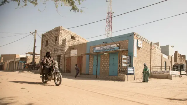Route poussiéreuse à Tombouctou au Mali