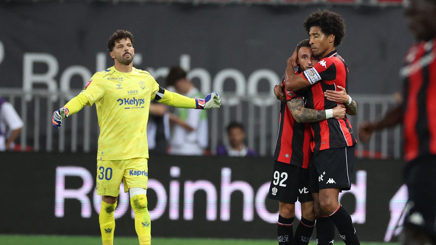 Barrage ligue 1 ligue 2 : nice sauve sa place dans l&rsquo;élite après une victoire 3-1 face à saint-etienne