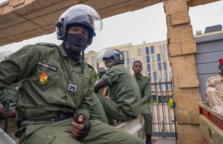 Nuit de confusion à Niamey : tirs et détonations secouent l&rsquo;aéroport