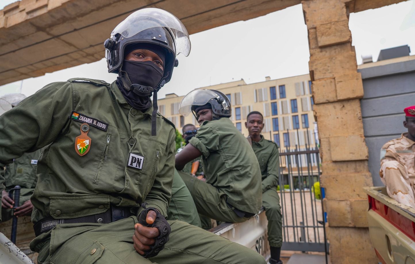 Nuit de confusion à Niamey : tirs et détonations secouent l&rsquo;aéroport