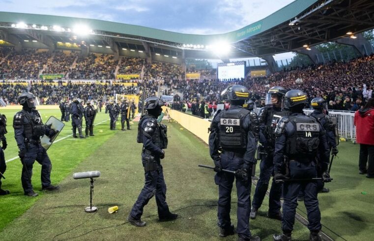 Violences en Ligue 1 : la ministre des sports monte au créneau après l&rsquo;envahissement du terrain à Nantes