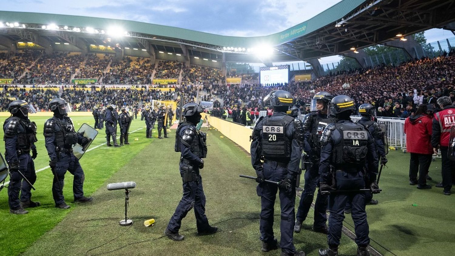 Violences en Ligue 1 : la ministre des sports monte au créneau après l&rsquo;envahissement du terrain à Nantes