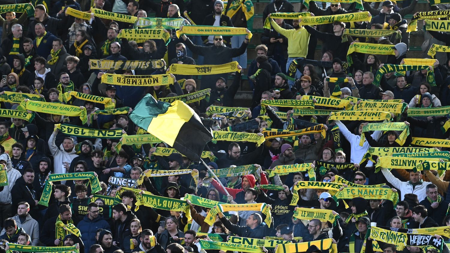 Match Nantes Toulouse interrompu par envahisseurs en noir : la colère des supporters