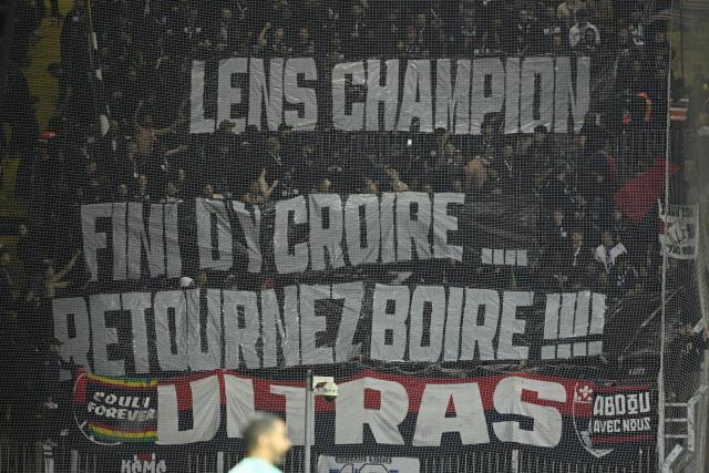 Bataille de banderoles entre supporters du psg et lensois à bollaert