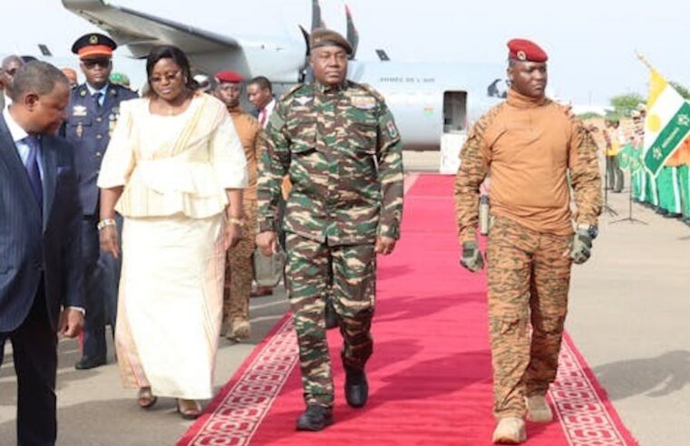 Dissolution des partis au Burkina Faso : l&rsquo;Alliance Sahel face à la marginalisation des alliés civils