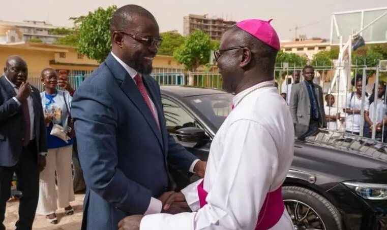 Sonko en audience cordiale avec Monseigneur Guèye avant le pèlerinage de Popenguine