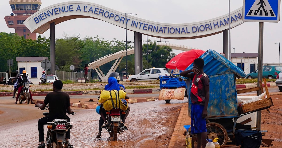 Attaque de l&rsquo;aéroport de Niamey : entre percée de l&rsquo;État islamique et soutien militaire russe au Niger