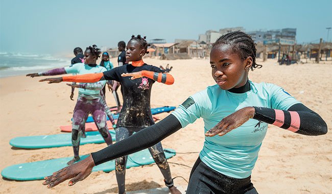 Au Sénégal, le surf transforme le destin des jeunes filles exclues de l&rsquo;école