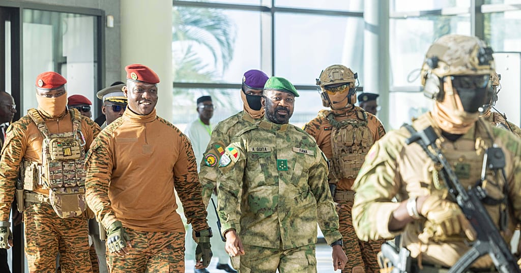 Alliance des états du Sahel lance des frappes aériennes au Mali face aux groupes armés