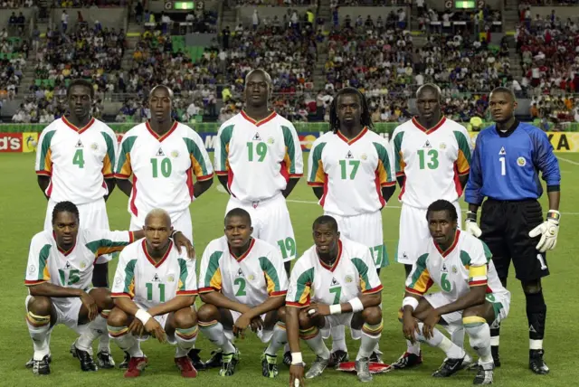 L'équipe du Sénégal pose avant le quart de finale de la Coupe du Monde de la FIFA 2002 à la Turquie au stade Nagai d'Osaka le 22 juin 2002 à Osaka, au Japon.