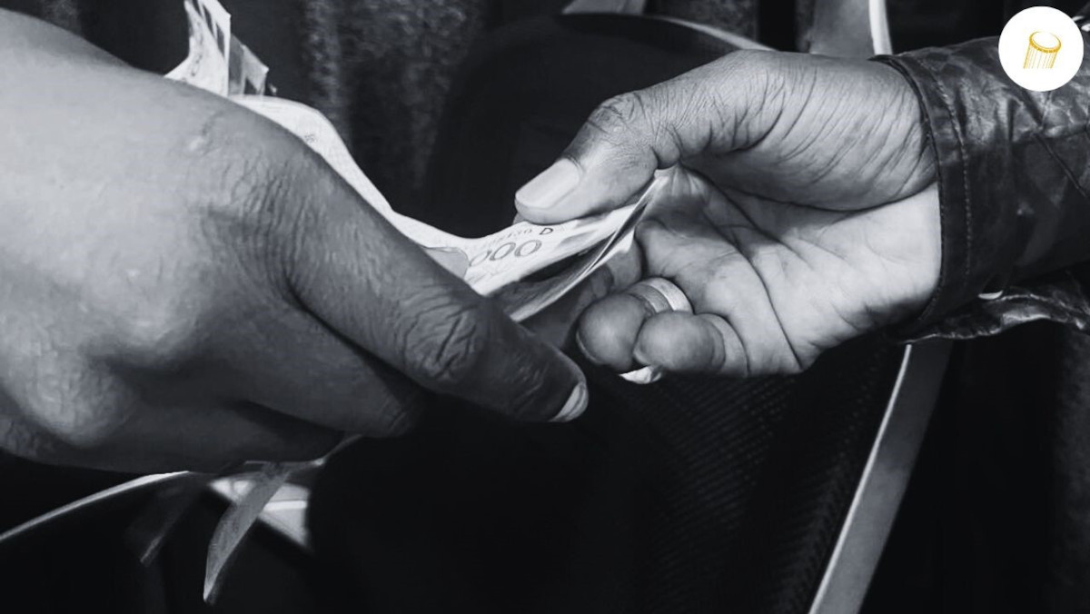 échange de billets de banque illustrant la corruption au Mali