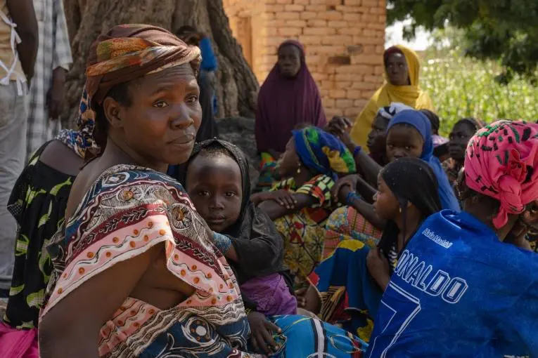 Femme et enfant dans un camp de déplacés au centre du Mali