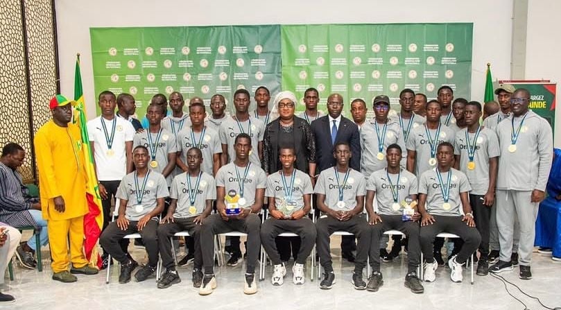 Les Lionceaux U15 champions, recevant leur trophée