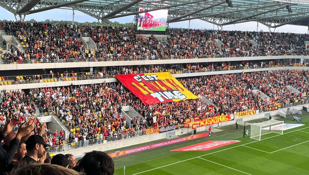 Vue du kop du Virage Sud lors du dernier match à domicile du Mans FC en Ligue 2