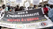 Des manifestants brandissent une pancarte sur laquelle on peut lire 'non à l’homosexualité' lors d’une manifestation à Dakar