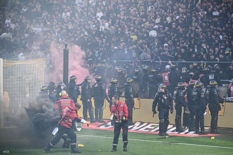 Supporters nantais regagnant leur tribune sous surveillance policière