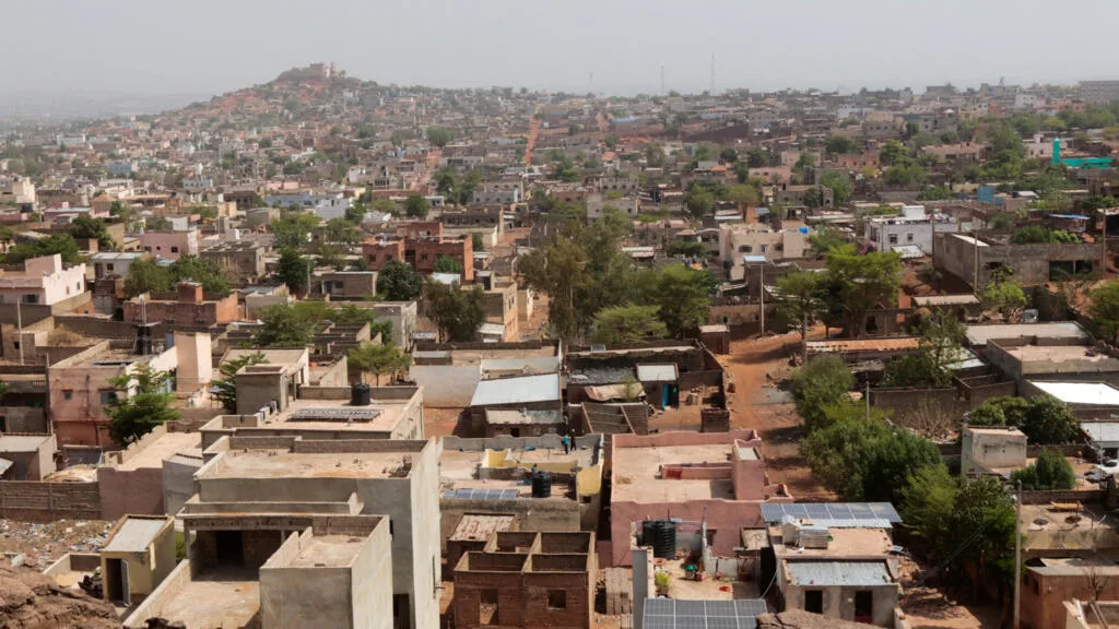 Manifestation au Mali avec des proches de disparus tenant des photos