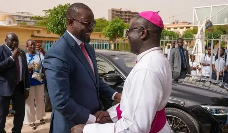 Visite officielle d'Ousmane Sonko chez Monseigneur André Guèye à Popenguine avant le pèlerinage