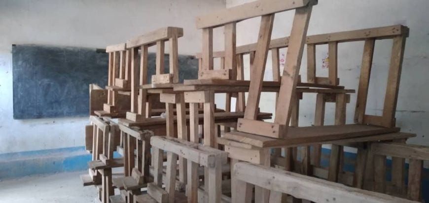 élèves au Tchad discutant lors d'une pause scolaire