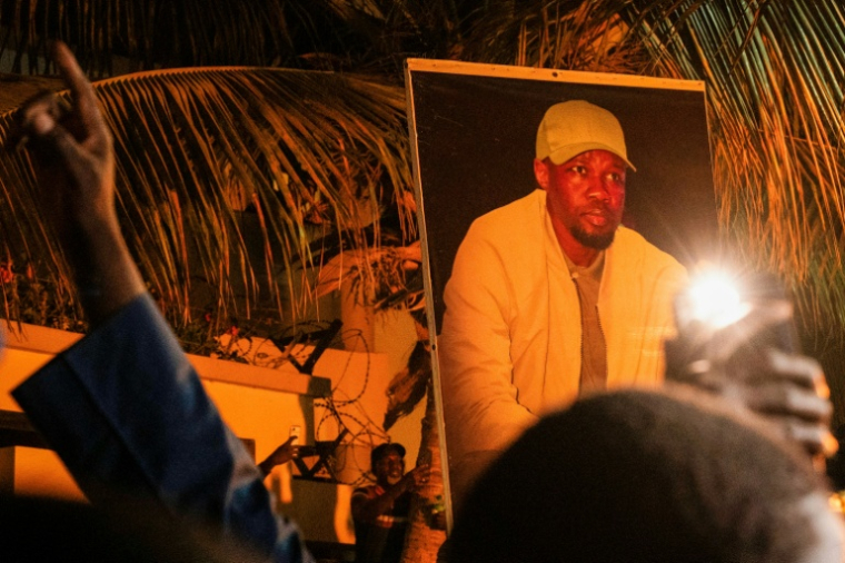 Partisans d'Ousmane Sonko brandissant son portrait à Dakar