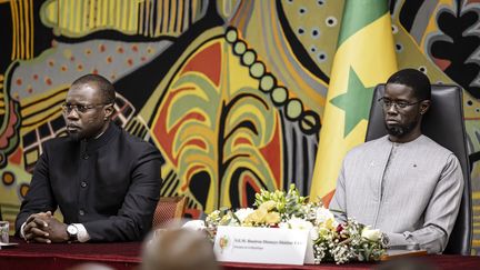 Ousmane Sonko (à gauche) et Bassirou Diomaye Faye (à droite) lors d’une cérémonie officielle à Dakar, le 16 octobre 2025