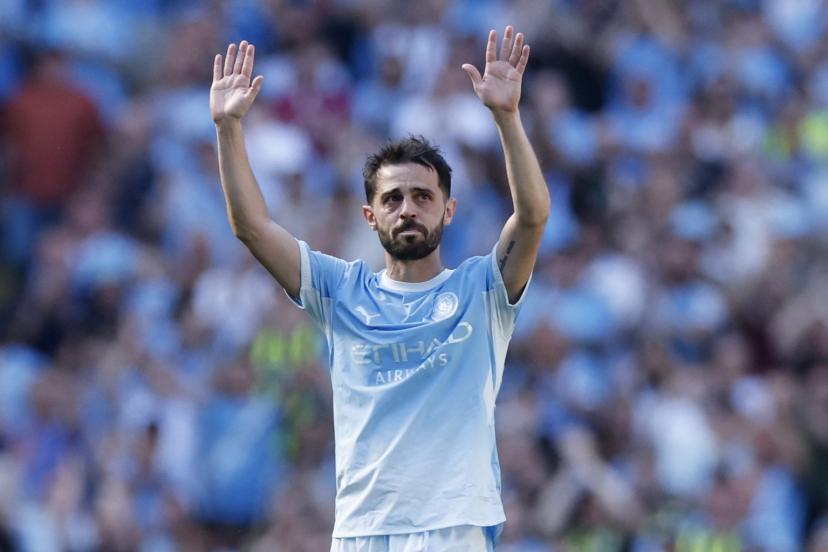 bernardo silva fait ses adieux à l'etihad stadium dimanche avec ses coéquipiers et le staff de manchester city sous les applaudissements