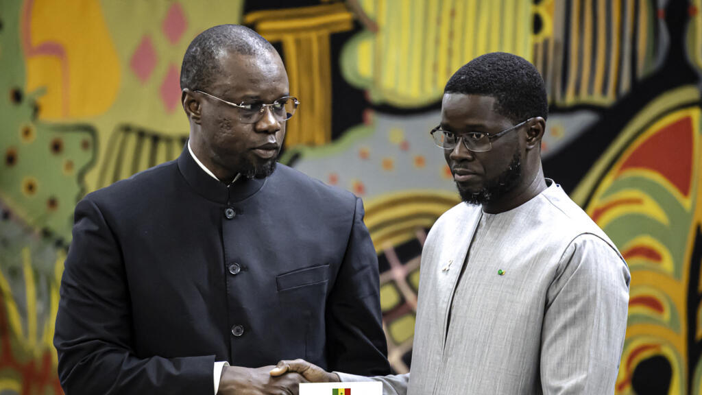 Le président Bassirou Diomaye Faye (à droite) et l'ancien Premier ministre Ousmane Sonko (à gauche) lors d'une réunion au palais présidentiel de Dakar en octobre 2025.