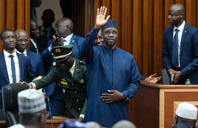 Ousmane Sonko saluant les députés à l’Assemblée nationale de Dakar