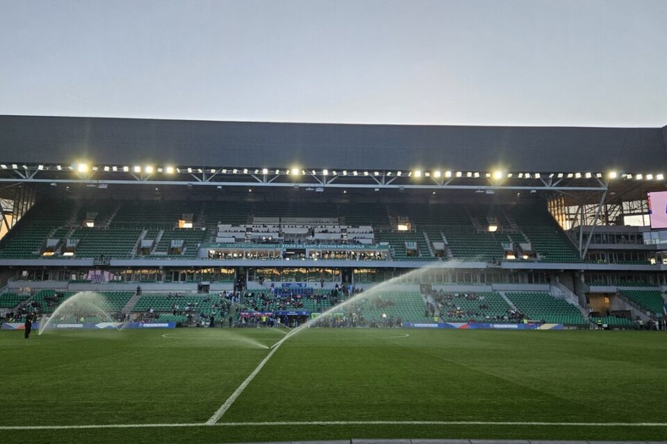 Vue du stade Geoffroy-Guichard à Saint-Étienne, prêt à accueillir le match décisif entre l'ASSE et Nice