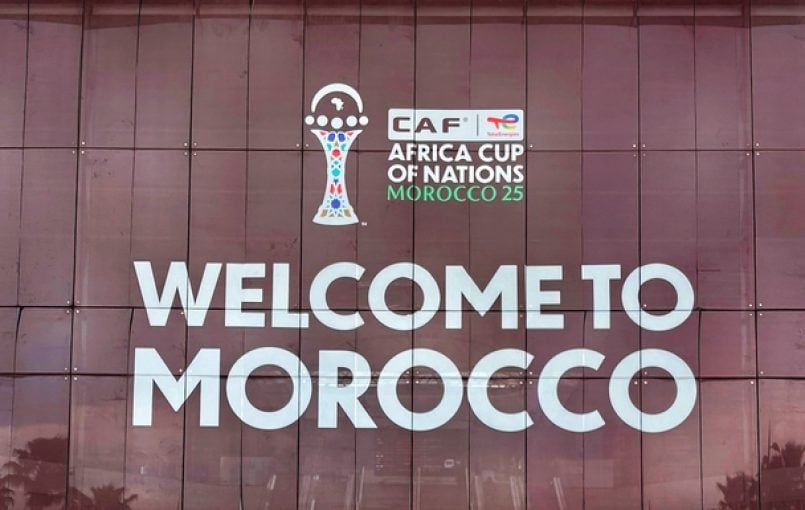 Stade de football rempli avec des supporters marocains et sénégalais