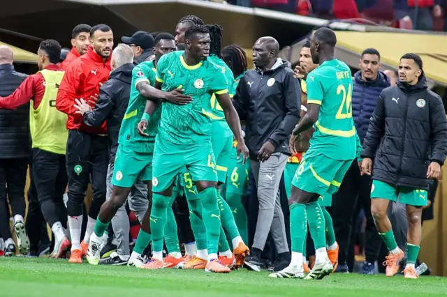 L'équipe du Sénégal en colère contre l'arbitre lors de la finale
