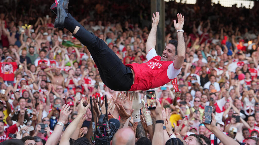 Mikel Arteta, entraîneur d'Arsenal, célébré par ses joueurs après le titre de champion de Premier League en mai 2026