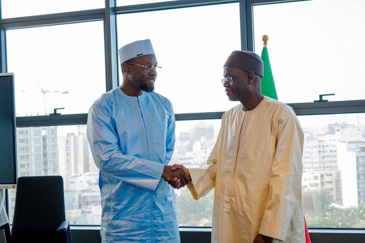 Ousmane Sonko et Ahmadou Al Aminou Lo lors de la cérémonie