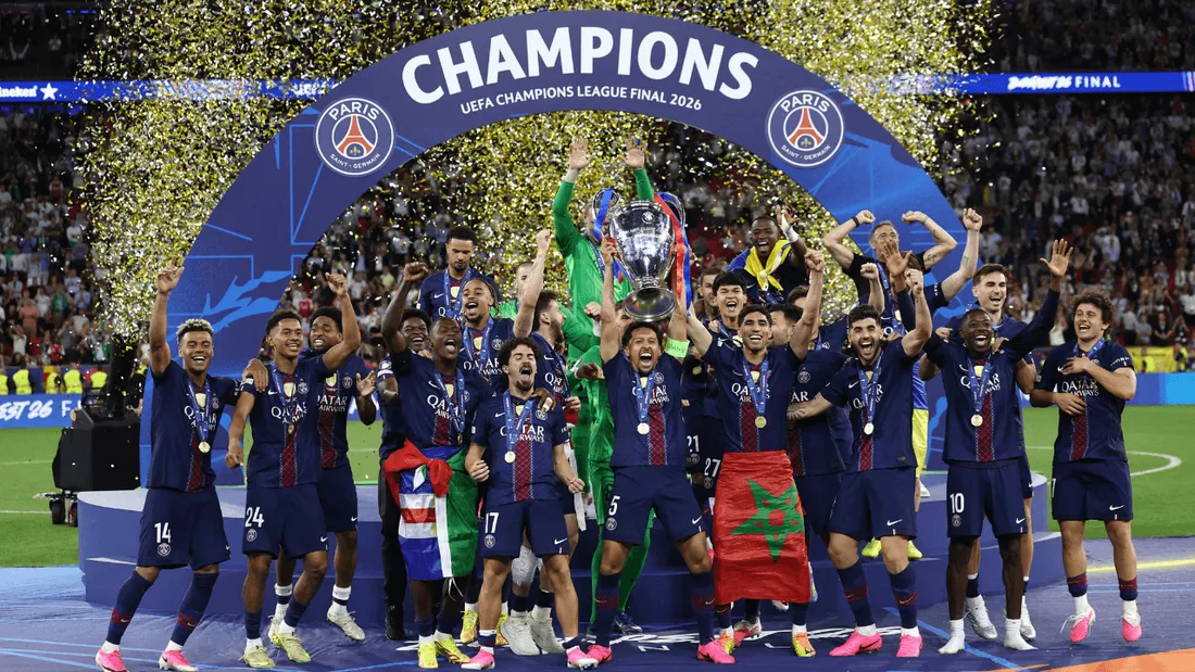 Les joueurs du PSG célèbrent leur deuxième Coupe aux grandes oreilles consécutive