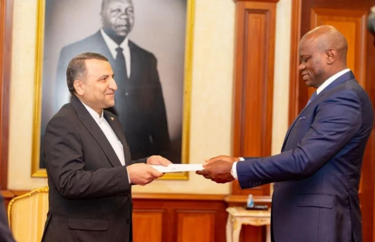 Accréditation de cinq nouveaux ambassadeurs au Gabon