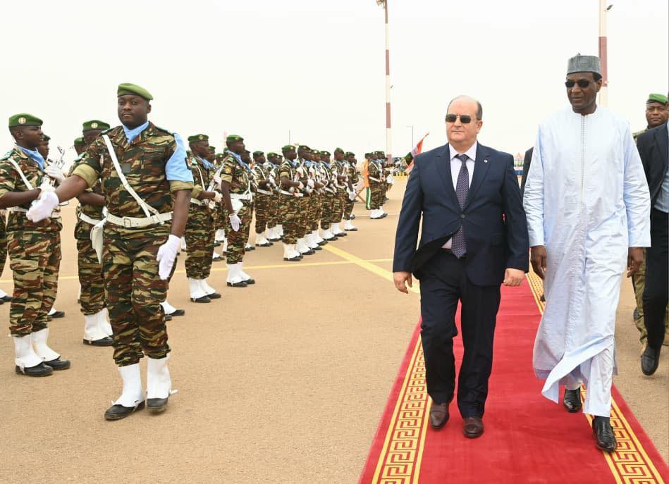 Le premier ministre algérien quitte Niamey après une visite diplomatique au Niger