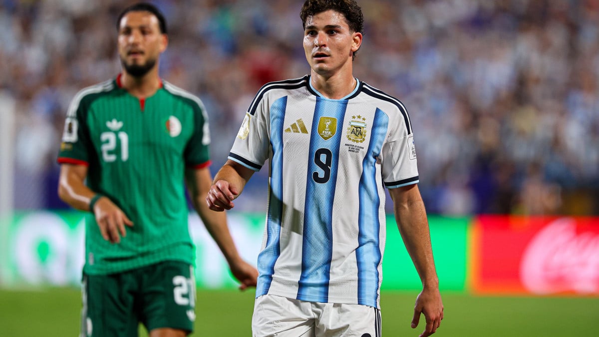 Transfert de Julian Alvarez : le PSG et le Barça en lice, mais l&rsquo;Atletico résiste