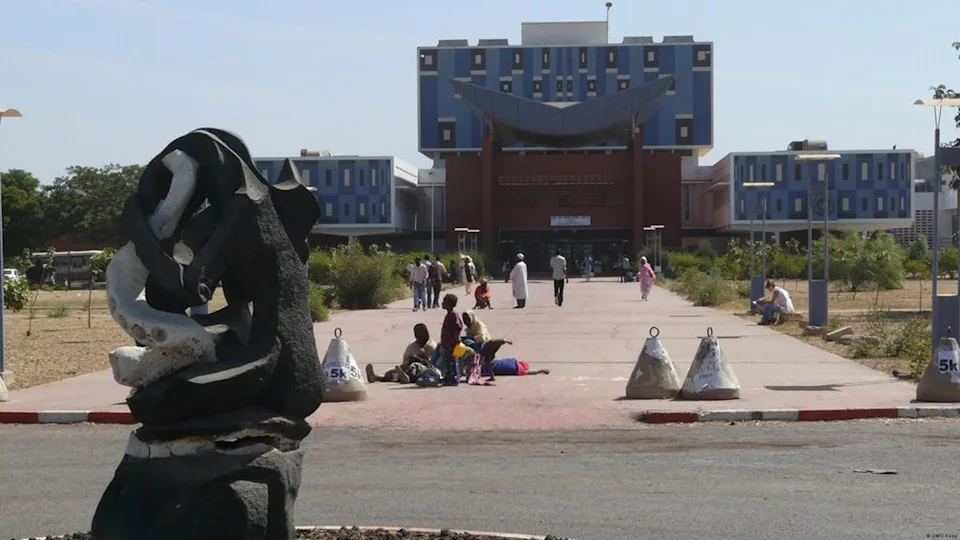 La jeunesse sénégalaise, partagée entre espoir et désenchantement, face à la rupture entre Diomaye et Sonko.