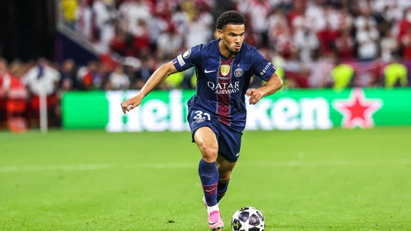 Warren Zaïre-Emery, joueur du PSG, en action lors d'un match de Ligue des champions