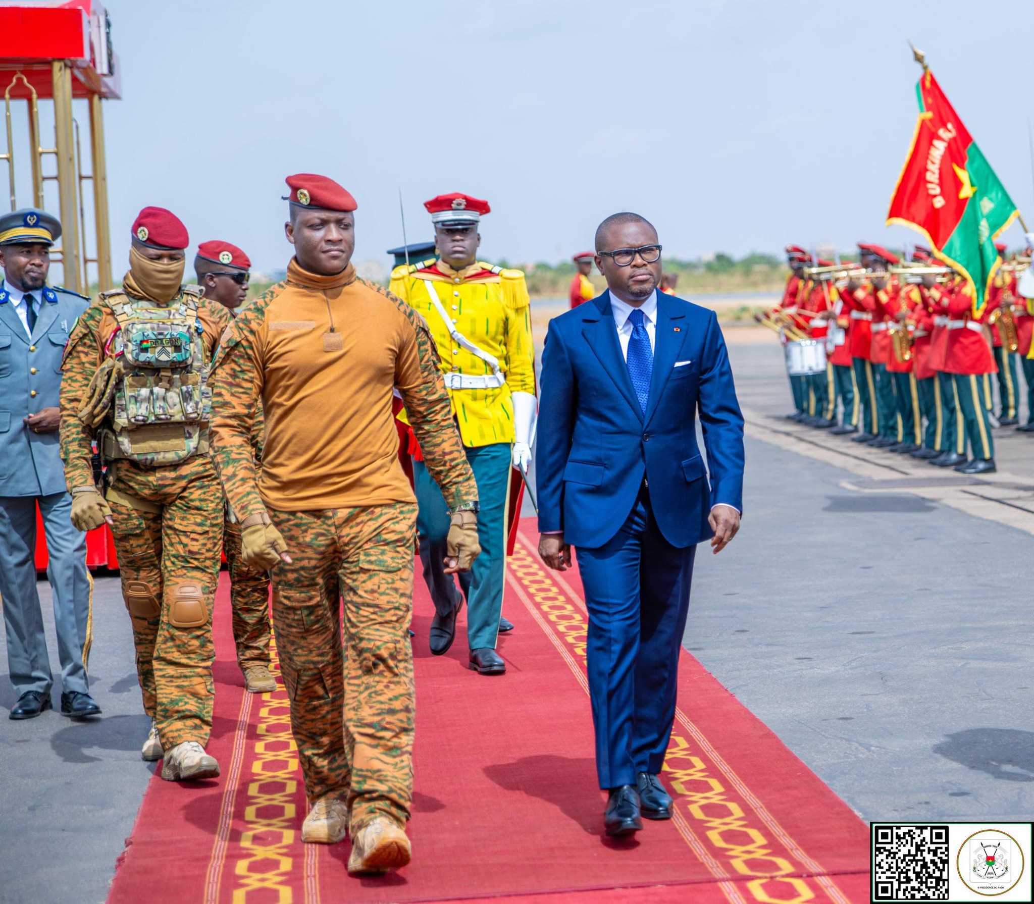 Le Capitaine Ibrahim Traoré accueillant son homologue béninois