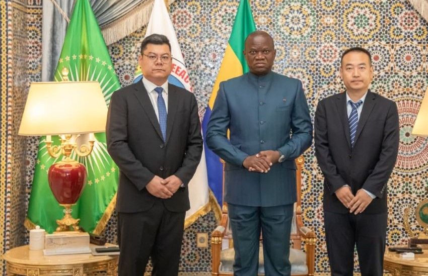 Le président gabonais avec la délégation de COVEC