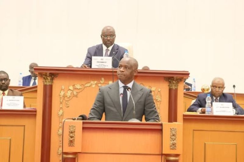 Hermann Immongault, vice-président du gouvernement, face aux députés à l'Assemblée nationale