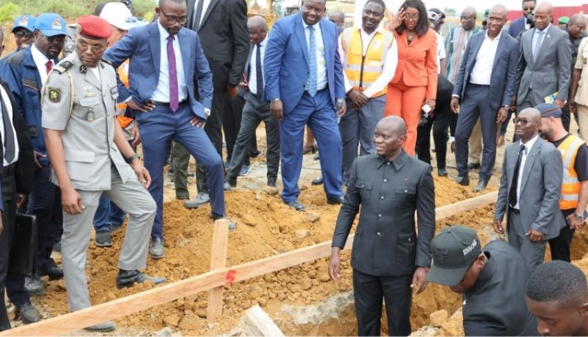 Le président Oligui Nguema lors d'une visite sur un chantier à Bikélé
