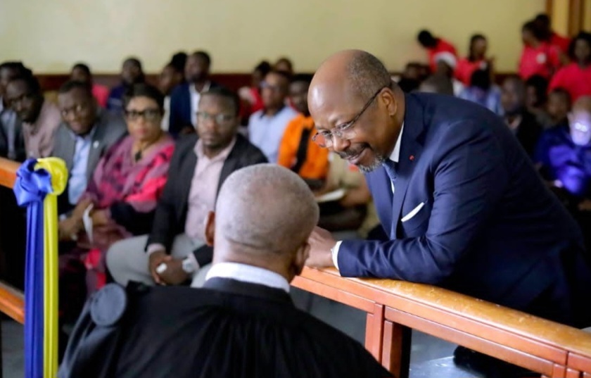 Bilie By Nze et son avocat lors d'une audience au tribunal de Libreville