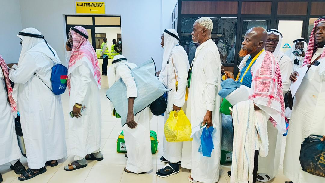 Pèlerins burkinabè de retour de La Mecque à l'aéroport de Ouagadougou pour le Hadj 2026