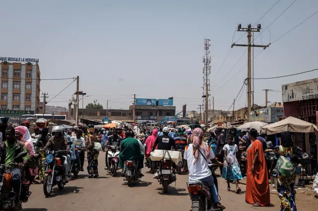 Illustration d'un marché animé au Mali