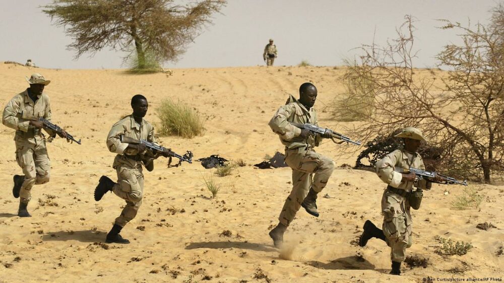 Un soldat malien en patrouille dans une zone désertique du Sahel